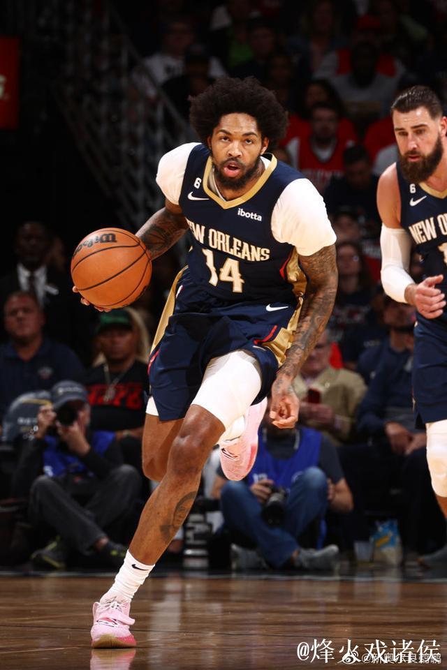 英格拉姆上半场投篮9中5,三分4中3得到18分2篮板 英格拉姆上半场投篮9中5,三分4中3得到18分2篮板